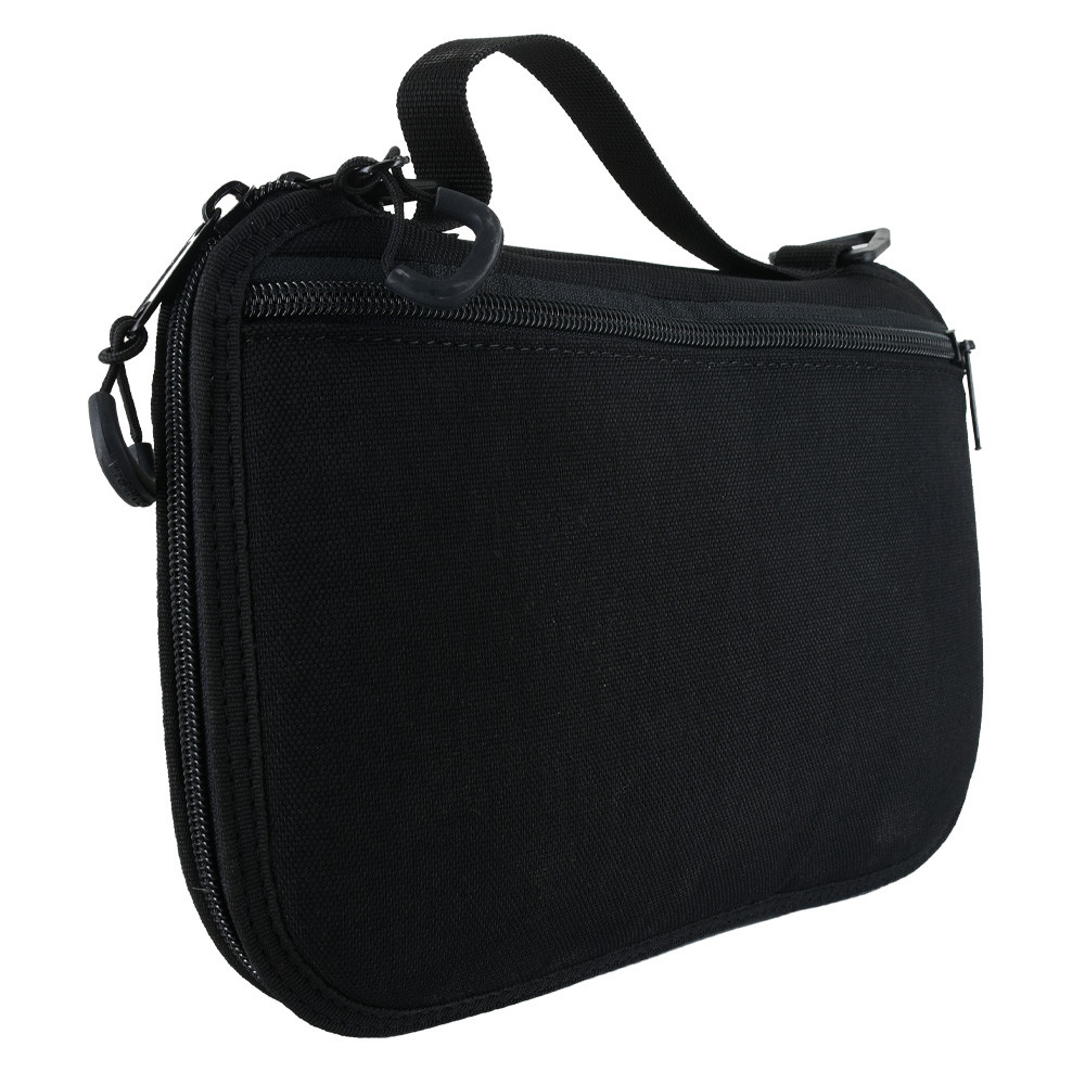 Vista laterale 3/4 del borsetto porta pistola JPX in nylon nero con doppia cerniera e maniglia superiore per porto occulto