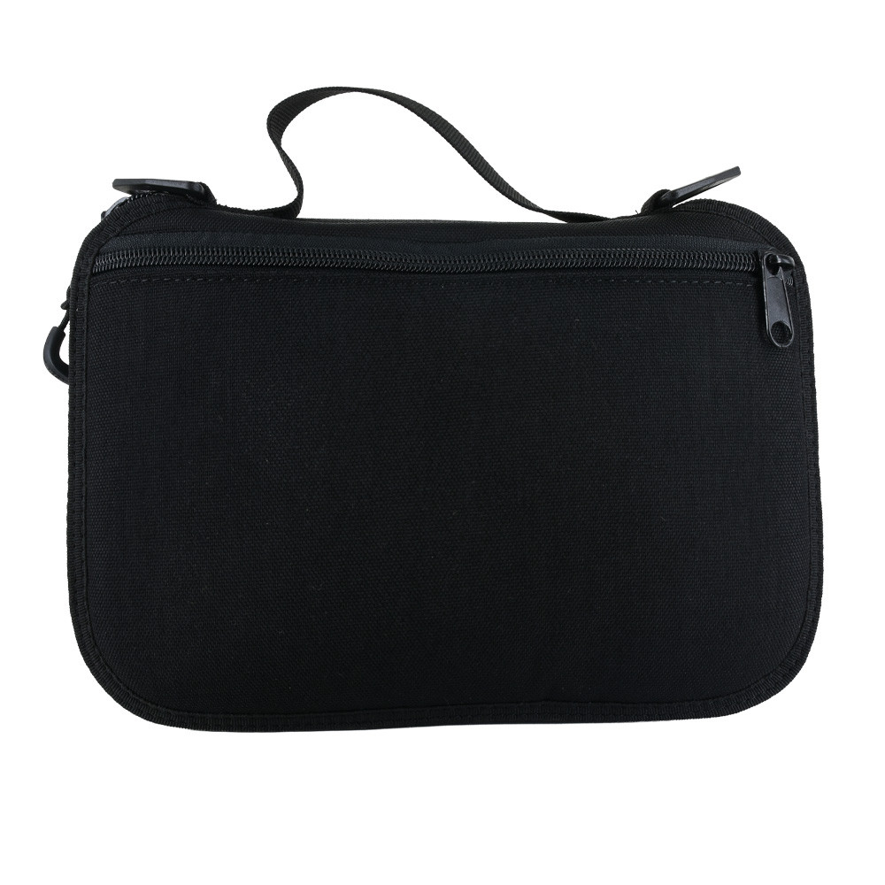 Vista frontale borsetto porto occulto JPX nero in tessuto con cerniera principale e manico in nylon, prodotto chiuso su sfondo bianco