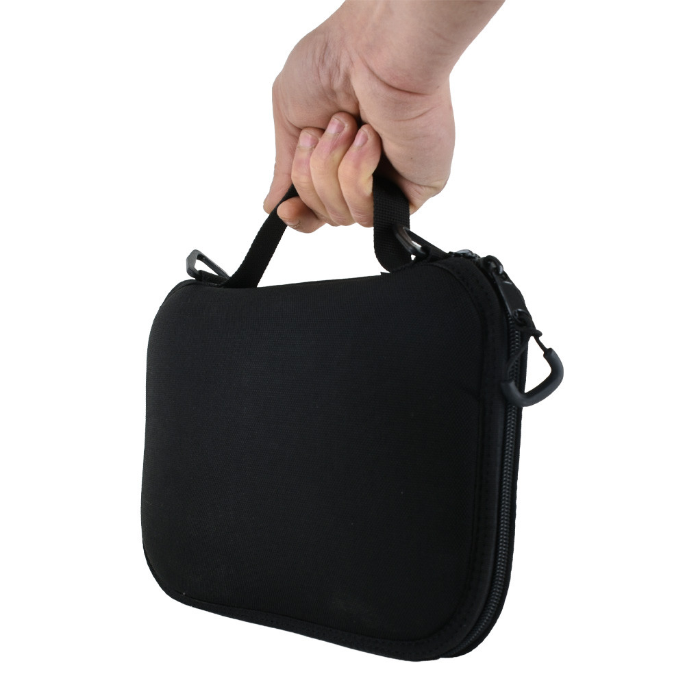 Borsetto porta occulto JPX nero in mano, vista frontale con cerniera perimetrale e gancio moschettone nero