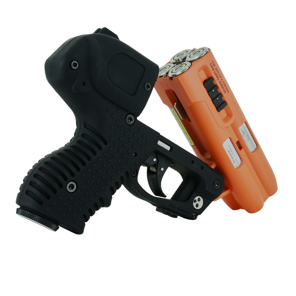 JPX4 Compact Laser vista 3/4: corpo nero gommato con grilletto e impugnatura zigrinata affiancato al caricatore arancione con 4 cartucce calibro 14x109mm